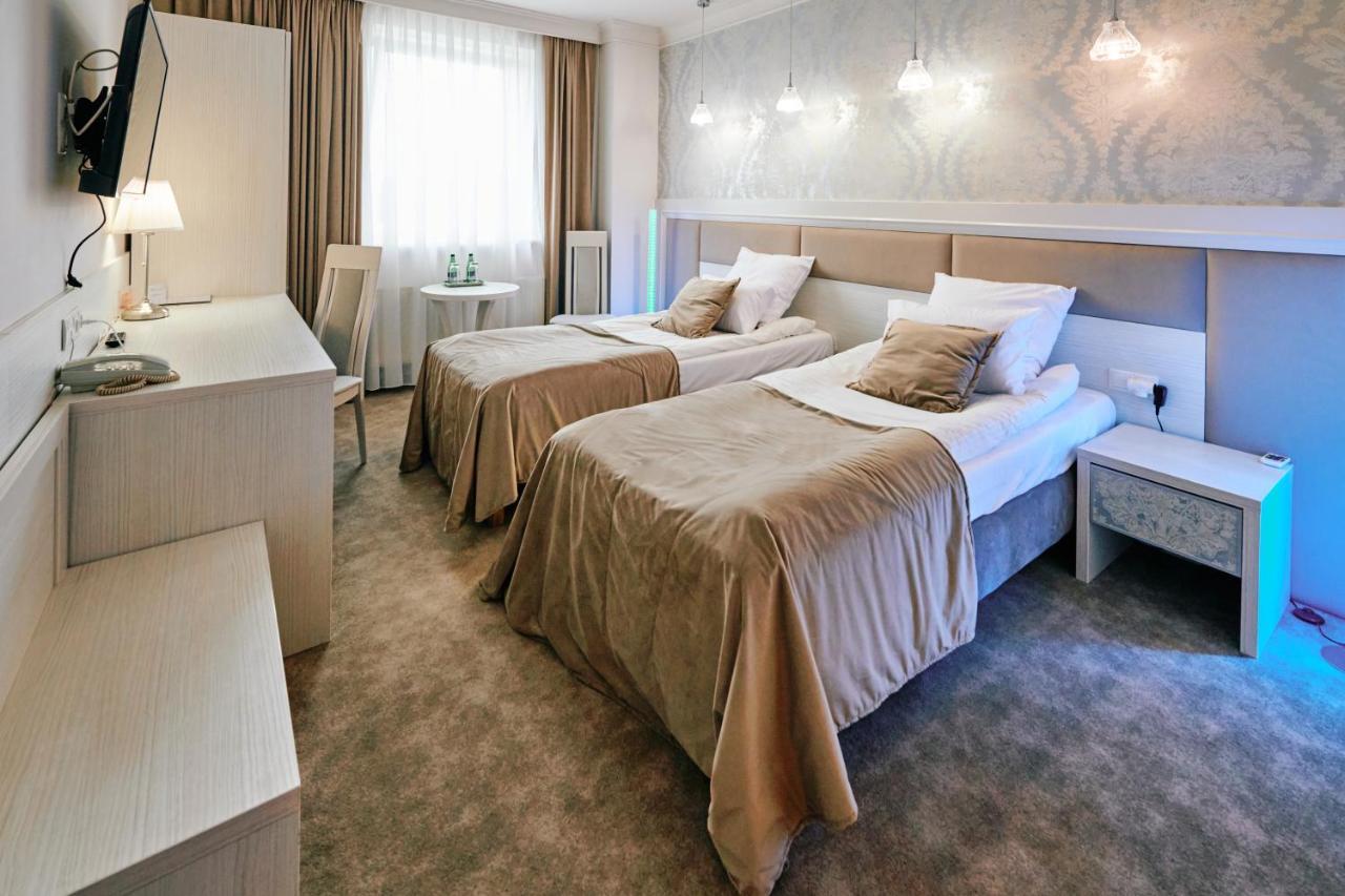 Bialy Dom Henlex Hotel Restauracja ポズナン エクステリア 写真