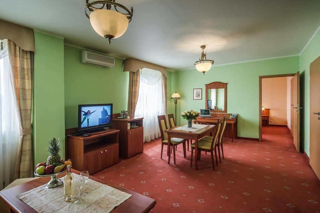 Bialy Dom Henlex Hotel Restauracja ポズナン エクステリア 写真