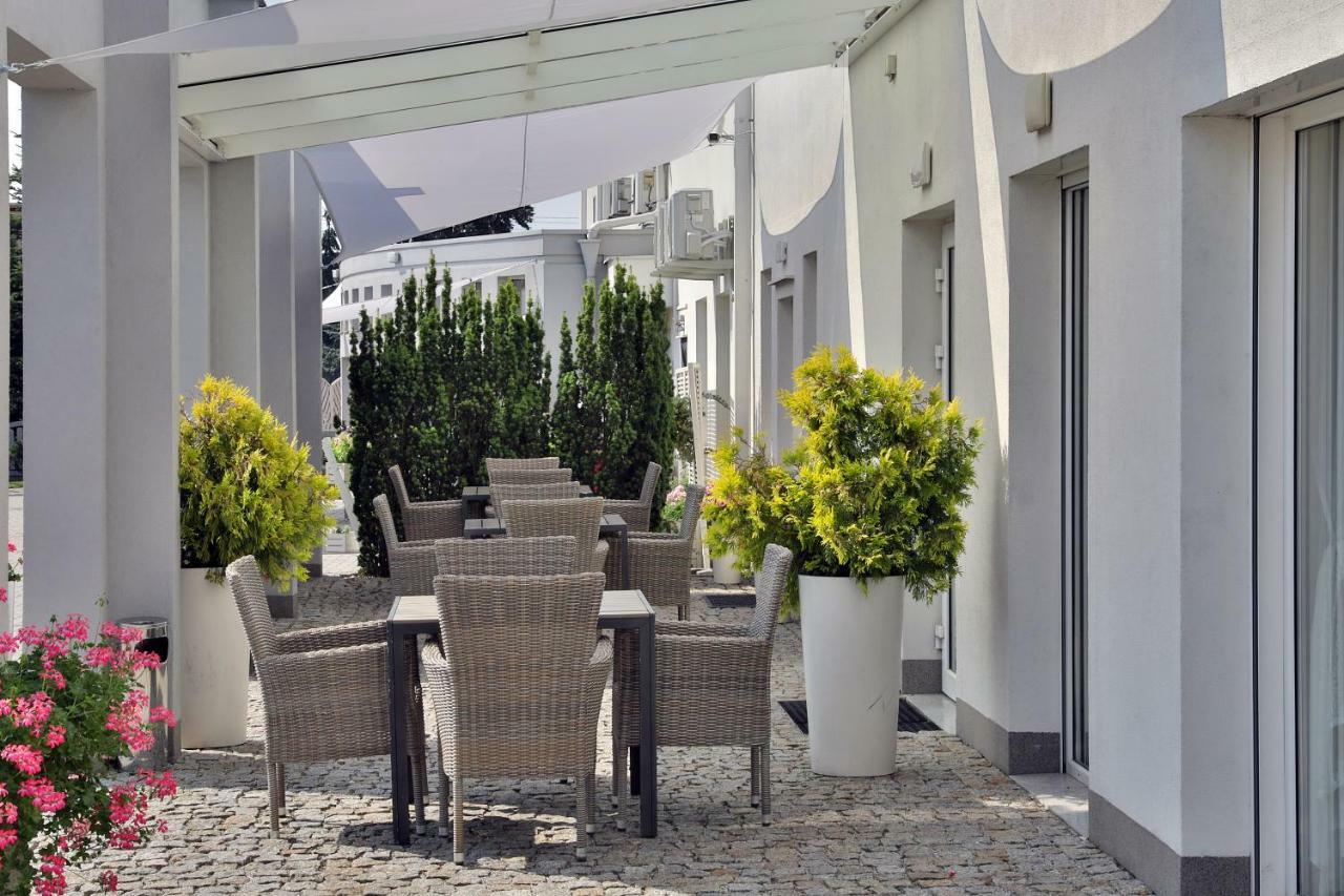 Bialy Dom Henlex Hotel Restauracja ポズナン エクステリア 写真